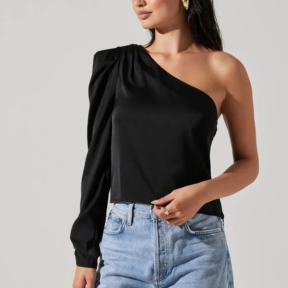 NWT ASTR ASYMMETRICAL PUFF SLEEVE TOP - BALCK Sz: L